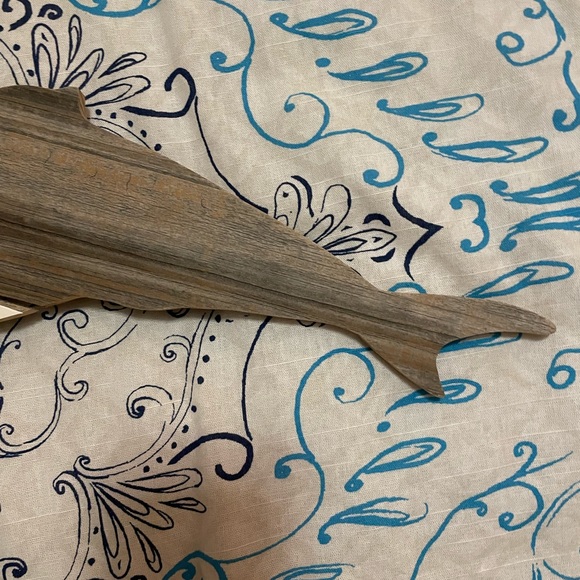 Etsy reclaimed wall art- whale. Super cute like new - Picture 5 of 5